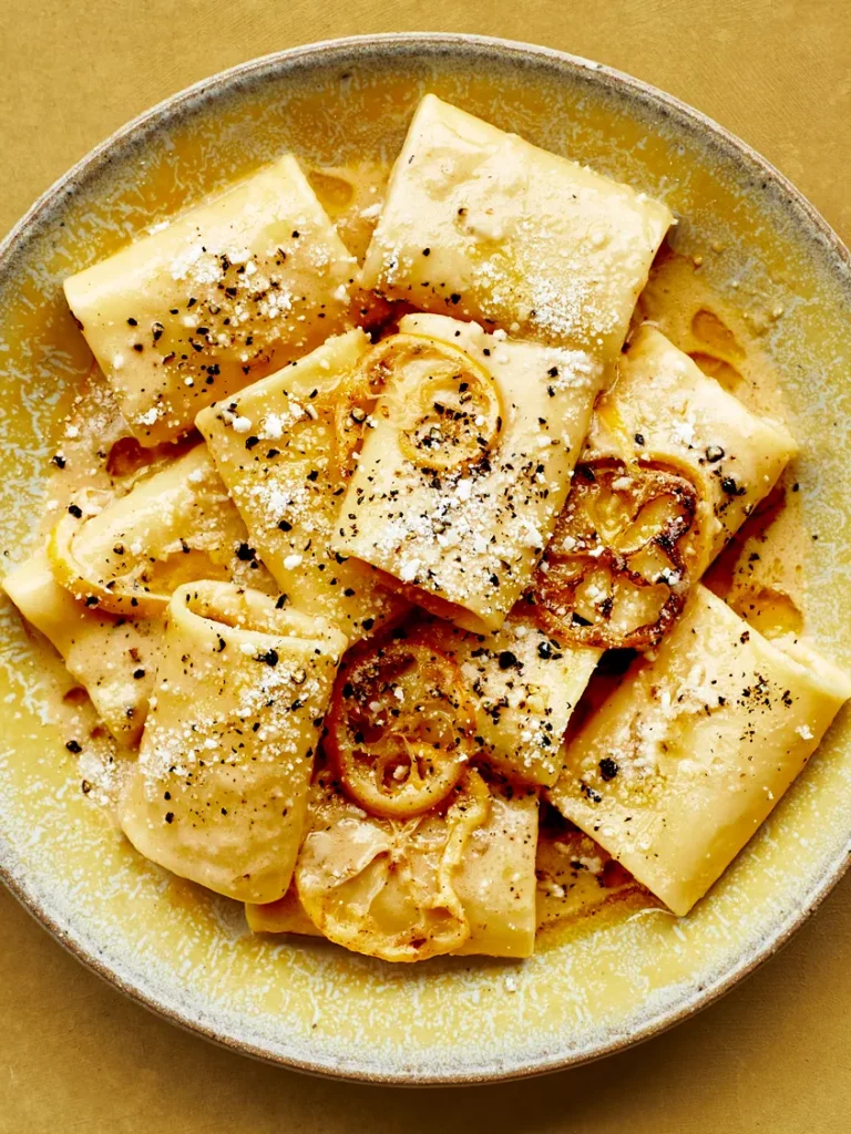 Nudeln mit brauner Butter, Zitrone und Parmesan - RezeptFinden